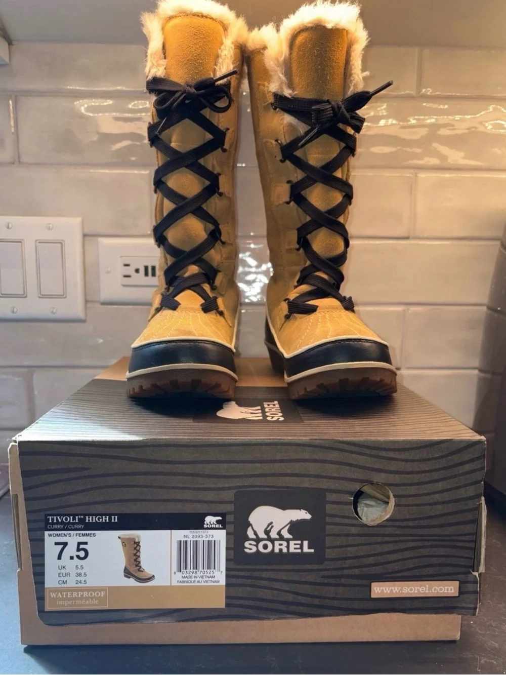 Sorel Women's Tan Suede Lace-Up Winter Boots with Faux Fur Trim Size 7.5 Tan